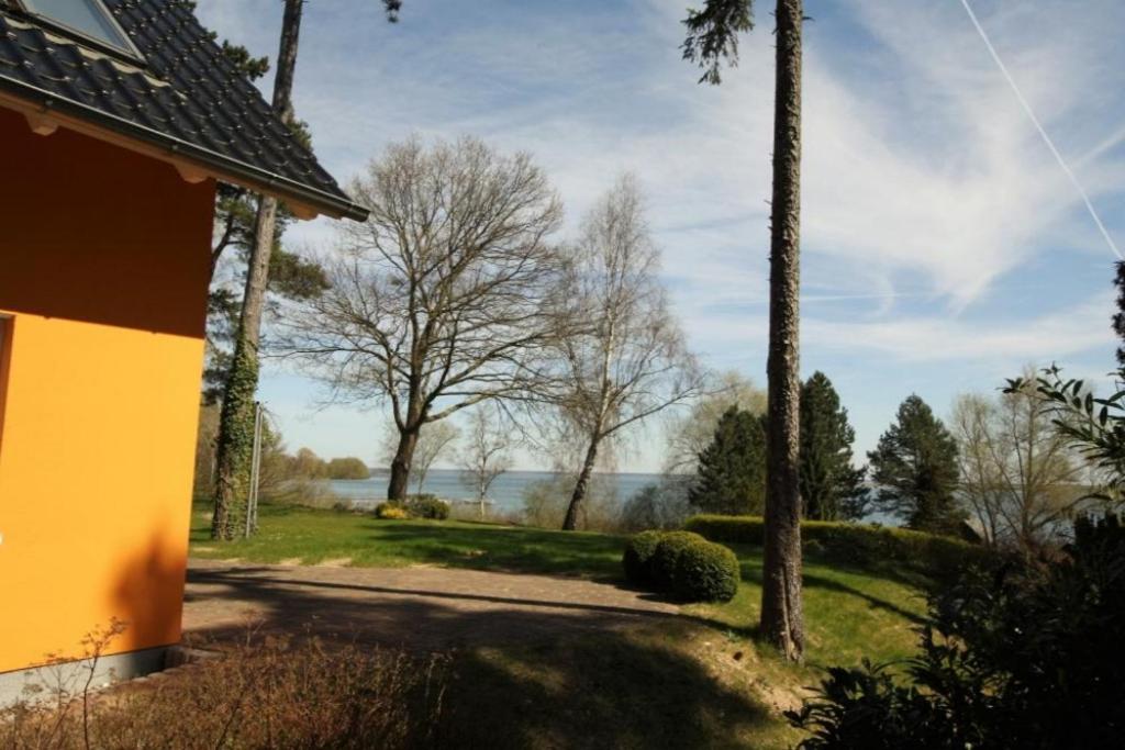 12 - familienfreundliches Ferienhaus mit grossem Garten und Seeblick