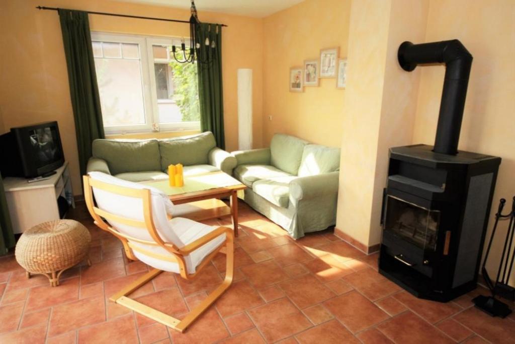 12 - familienfreundliches Ferienhaus mit grossem Garten und Seeblick