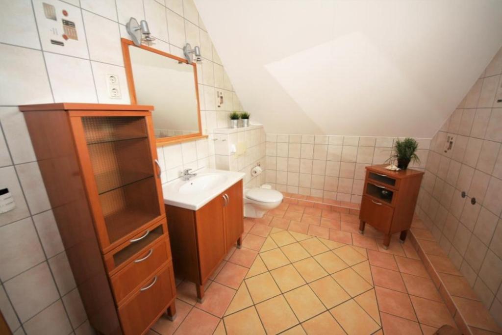 12 - familienfreundliches Ferienhaus mit grossem Garten und Seeblick