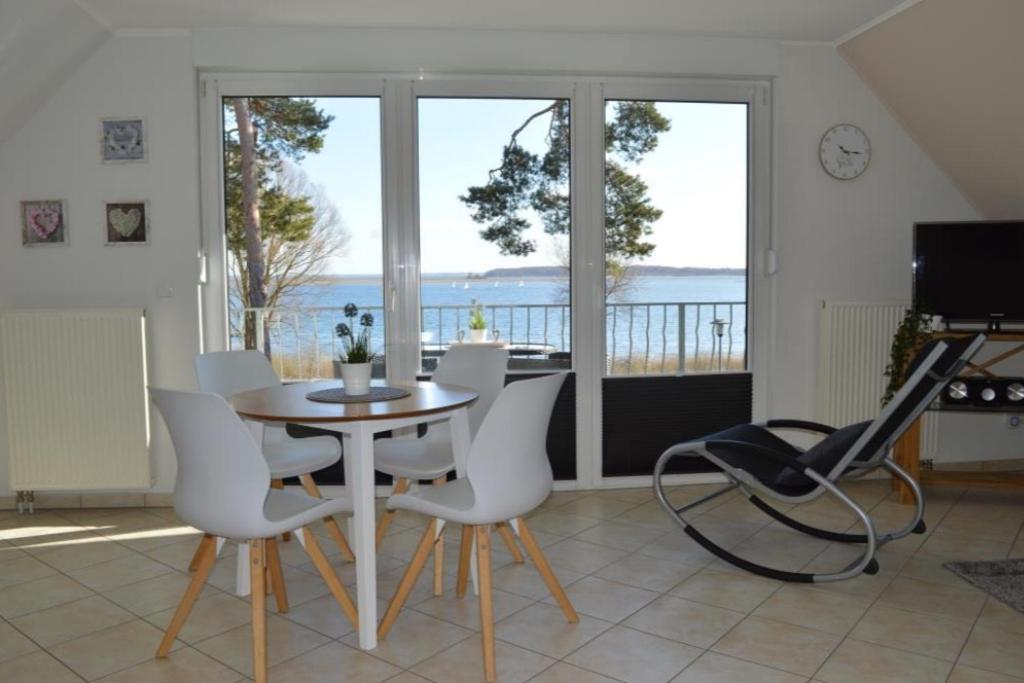 7 OG - Charmante Ferienwohnung mit traumhaften Seeblick und Balkon in Röbel an der Müritz