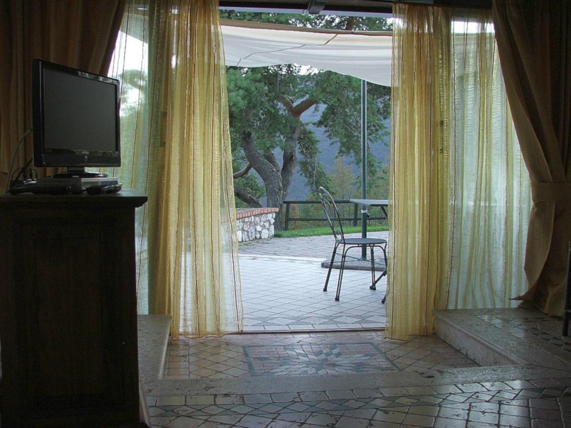 Ferienhäuschen CLAUDIO mit Pool in Tignale view 4