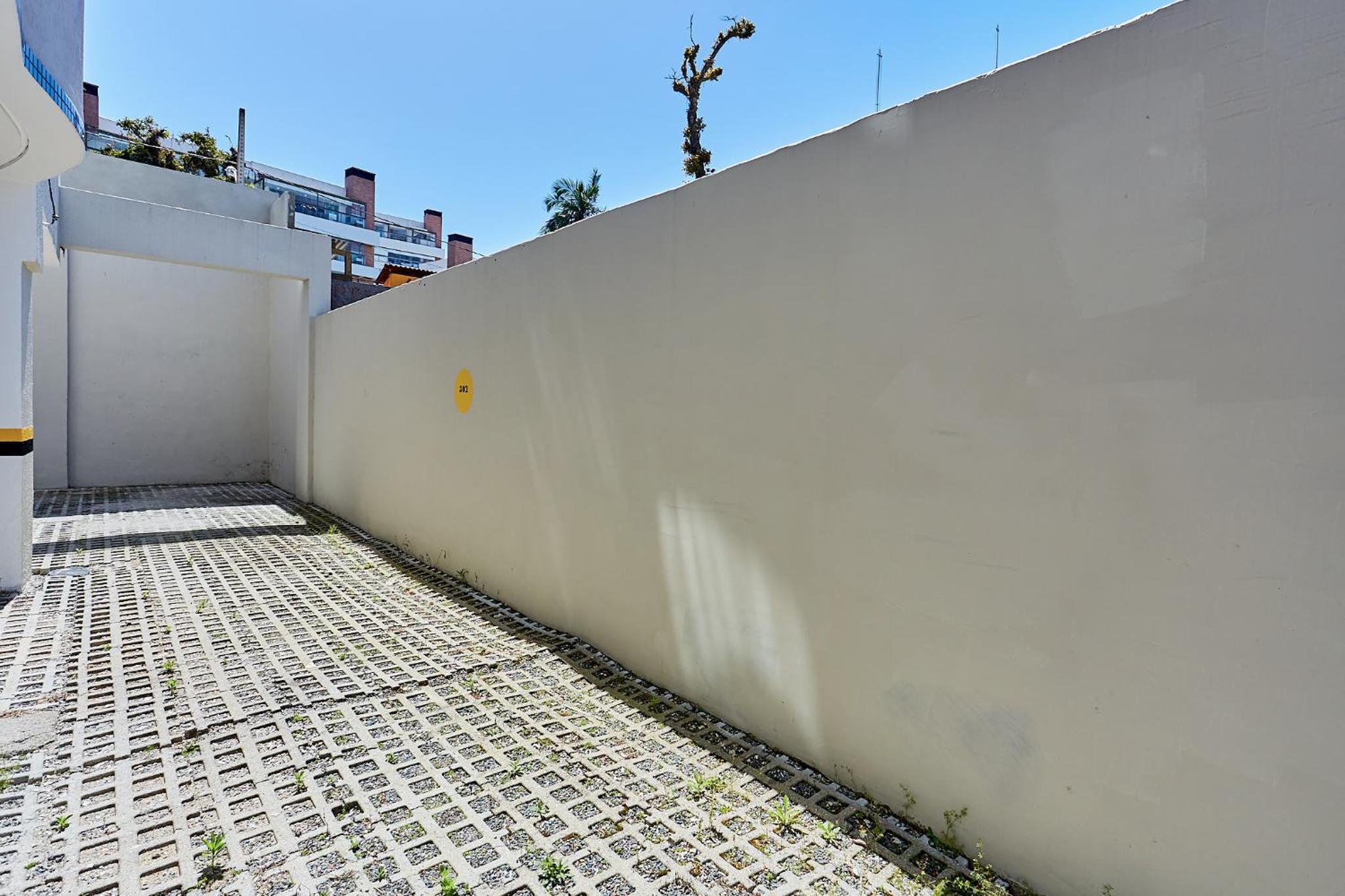 018 - Apartamento com 4 Dormitórios Centro de Bombinhas- Garagem para 3 Carros