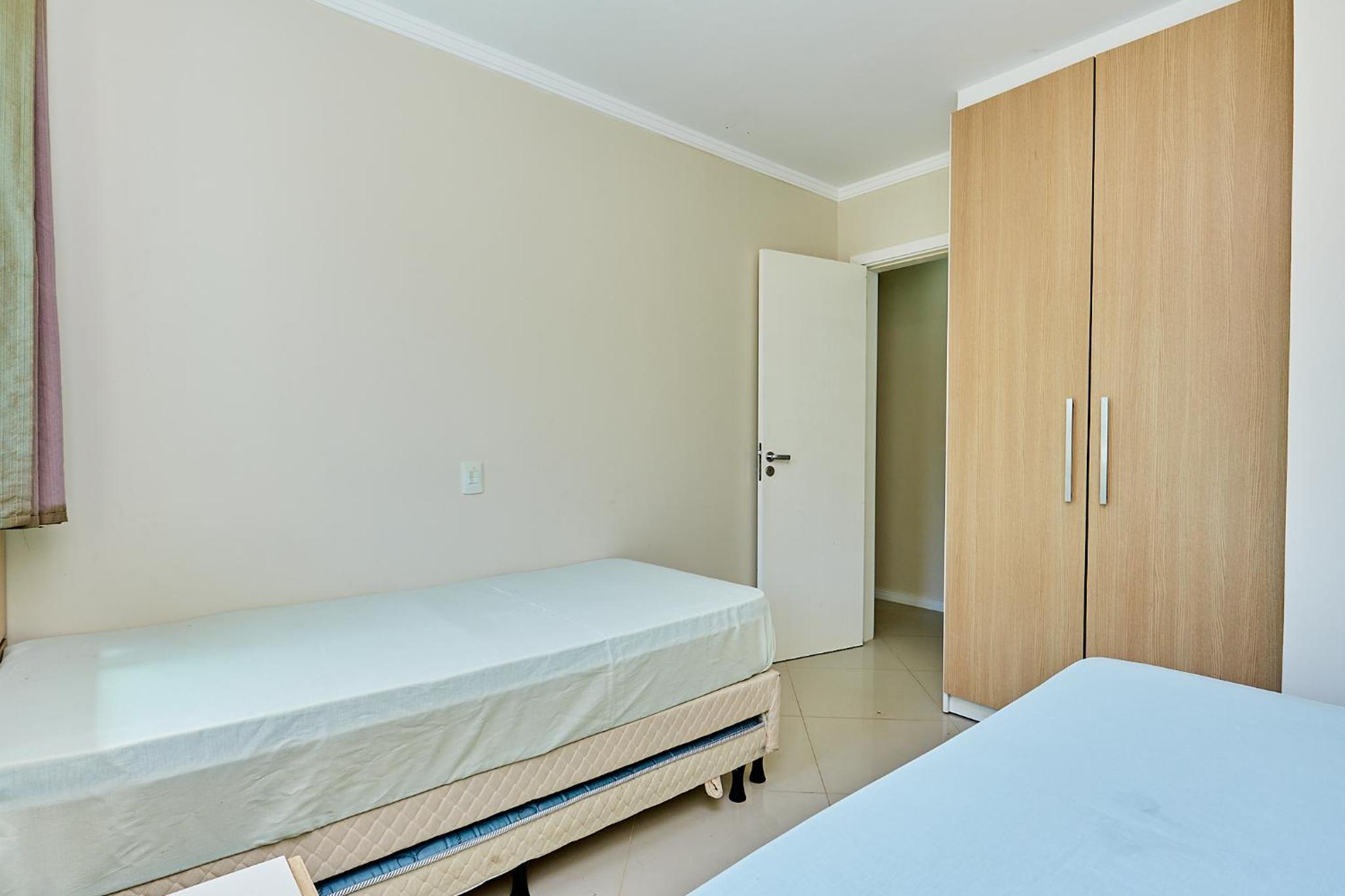 018 - Apartamento com 4 Dormitórios Centro de Bombinhas- Garagem para 3 Carros