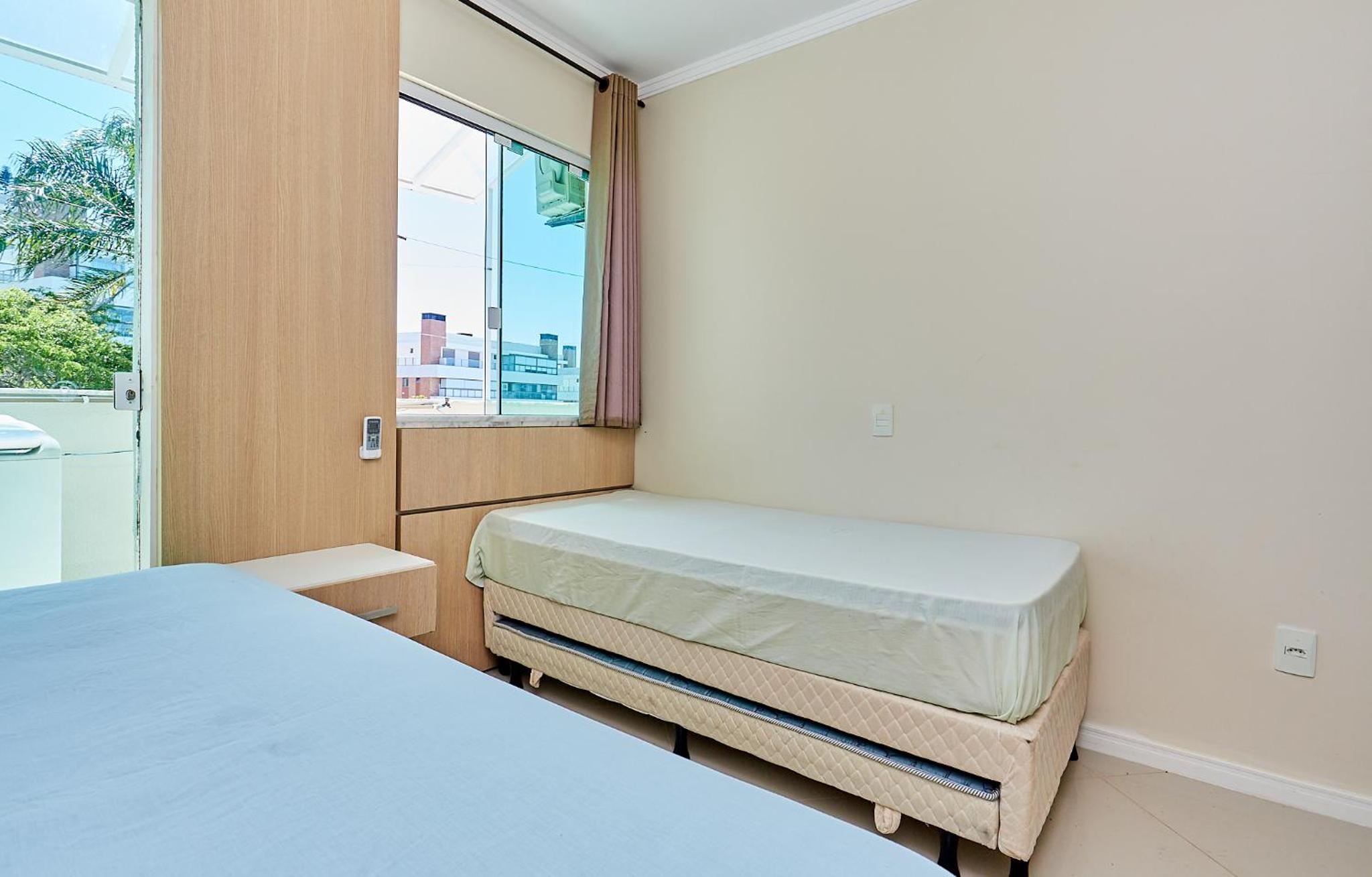 018 - Apartamento com 4 Dormitórios Centro de Bombinhas- Garagem para 3 Carros