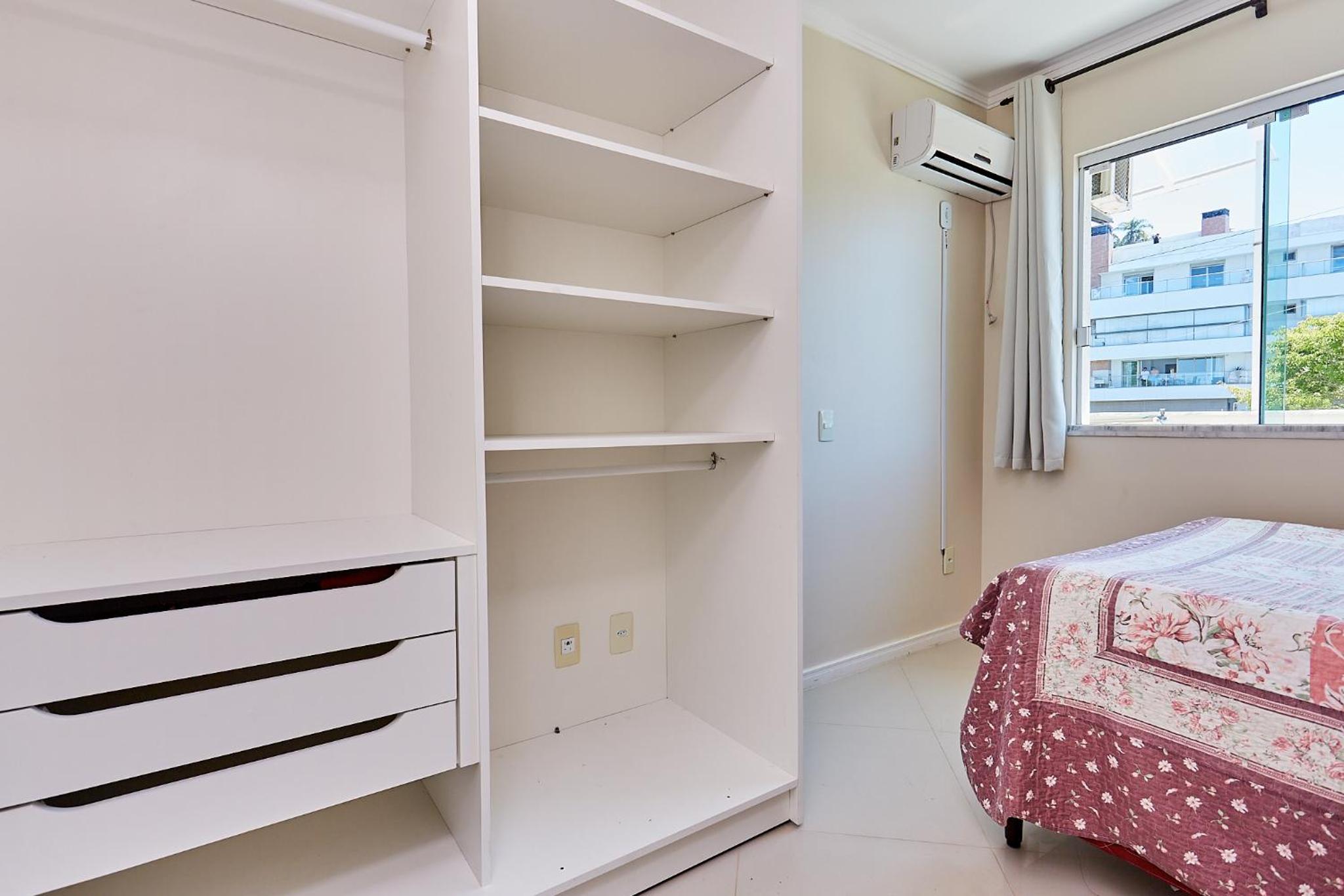 018 - Apartamento com 4 Dormitórios Centro de Bombinhas- Garagem para 3 Carros
