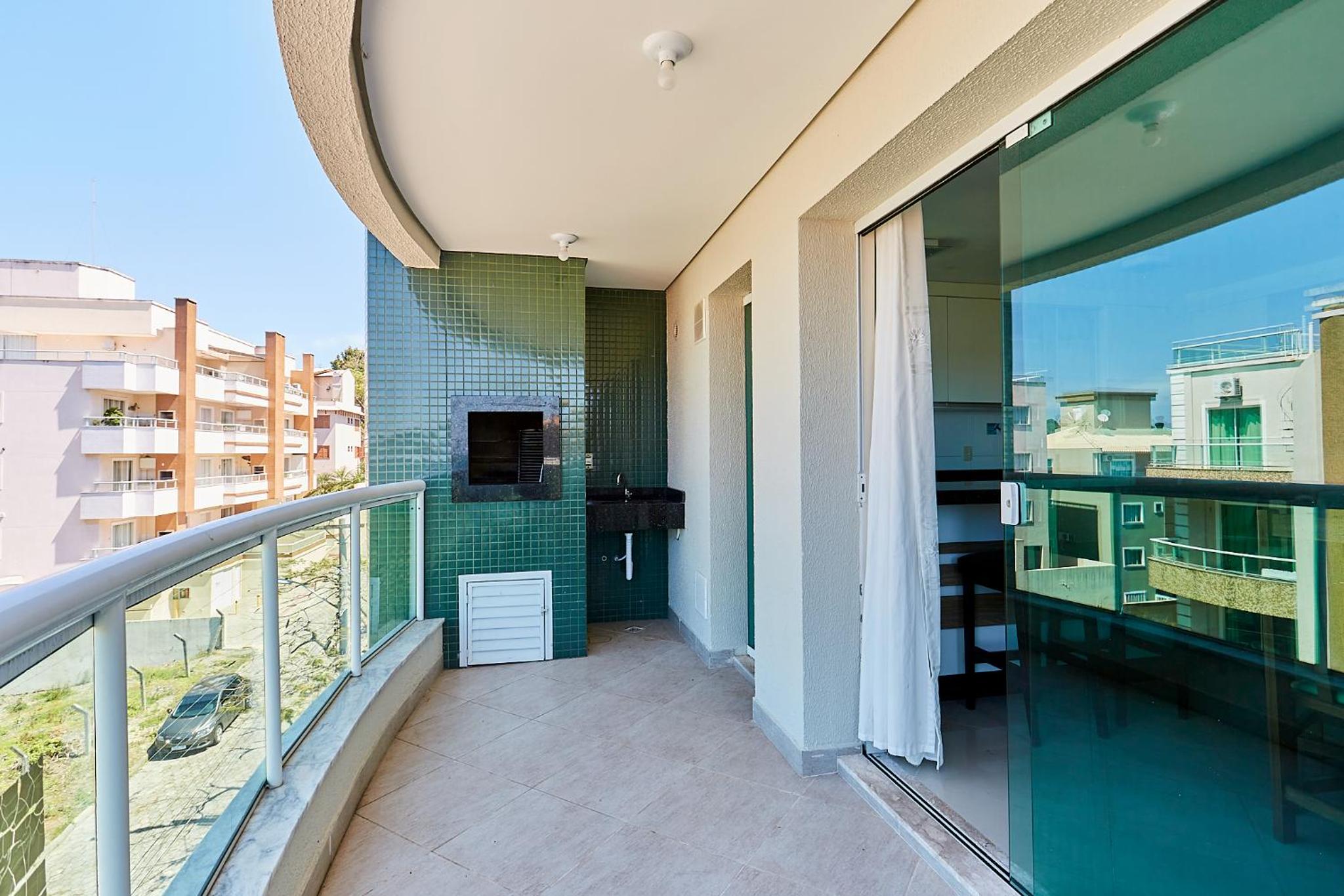 018 - Apartamento com 4 Dormitórios Centro de Bombinhas- Garagem para 3 Carros