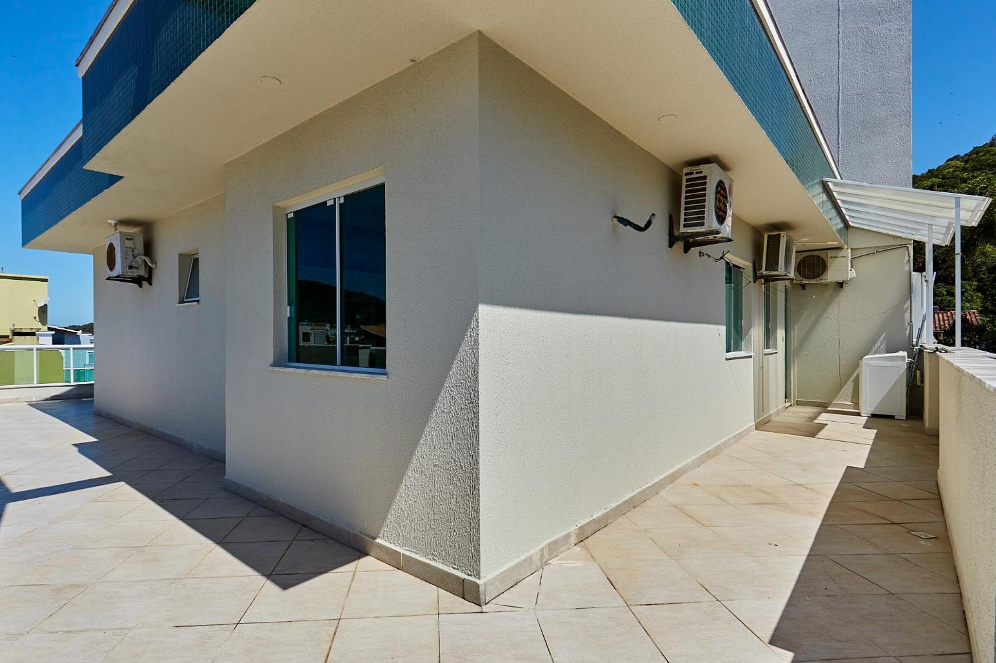 018 - Apartamento com 4 Dormitórios Centro de Bombinhas- Garagem para 3 Carros