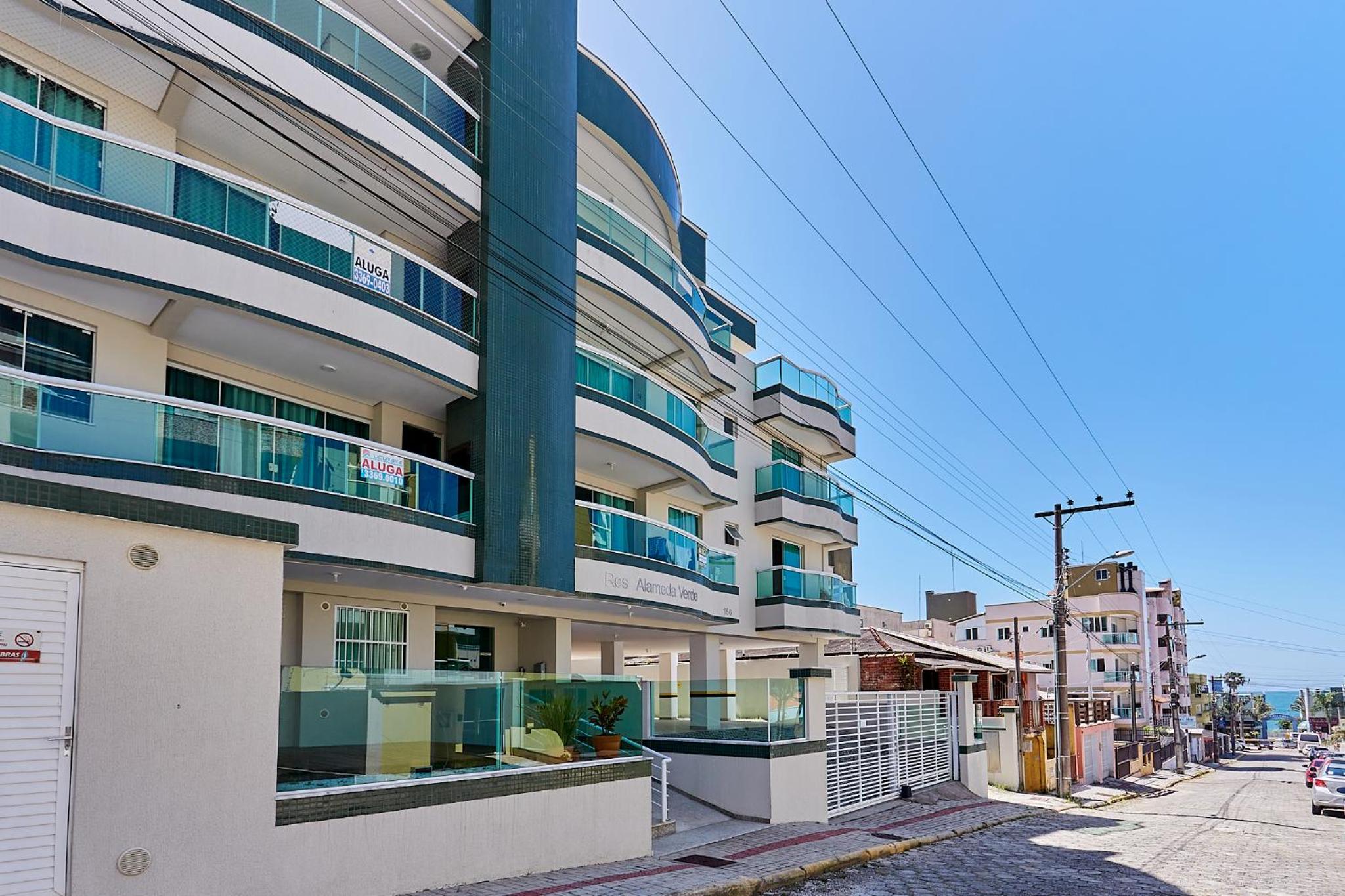018 - Apartamento com 4 Dormitórios Centro de Bombinhas- Garagem para 3 Carros