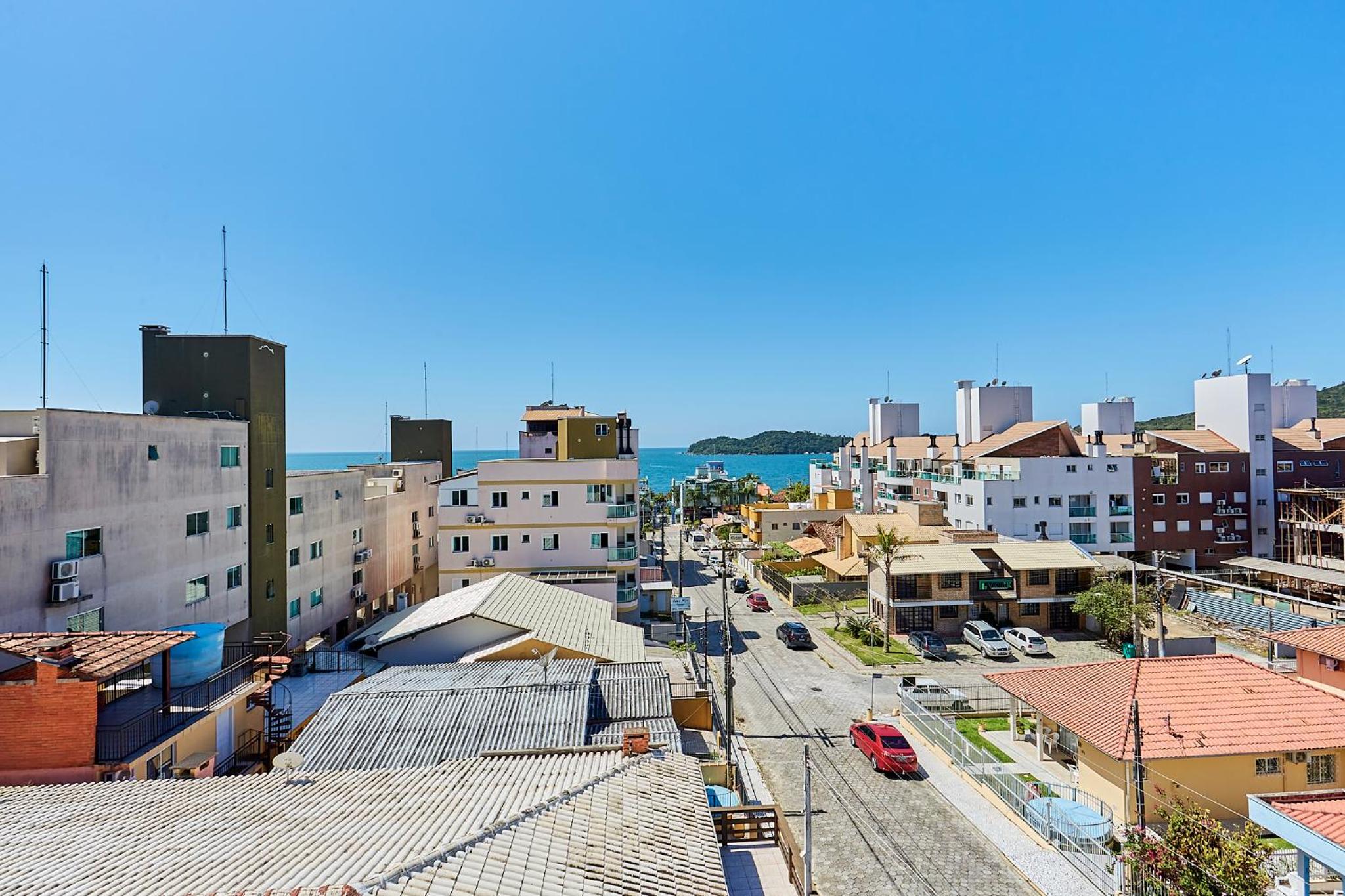 018 - Apartamento com 4 Dormitórios Centro de Bombinhas- Garagem para 3 Carros