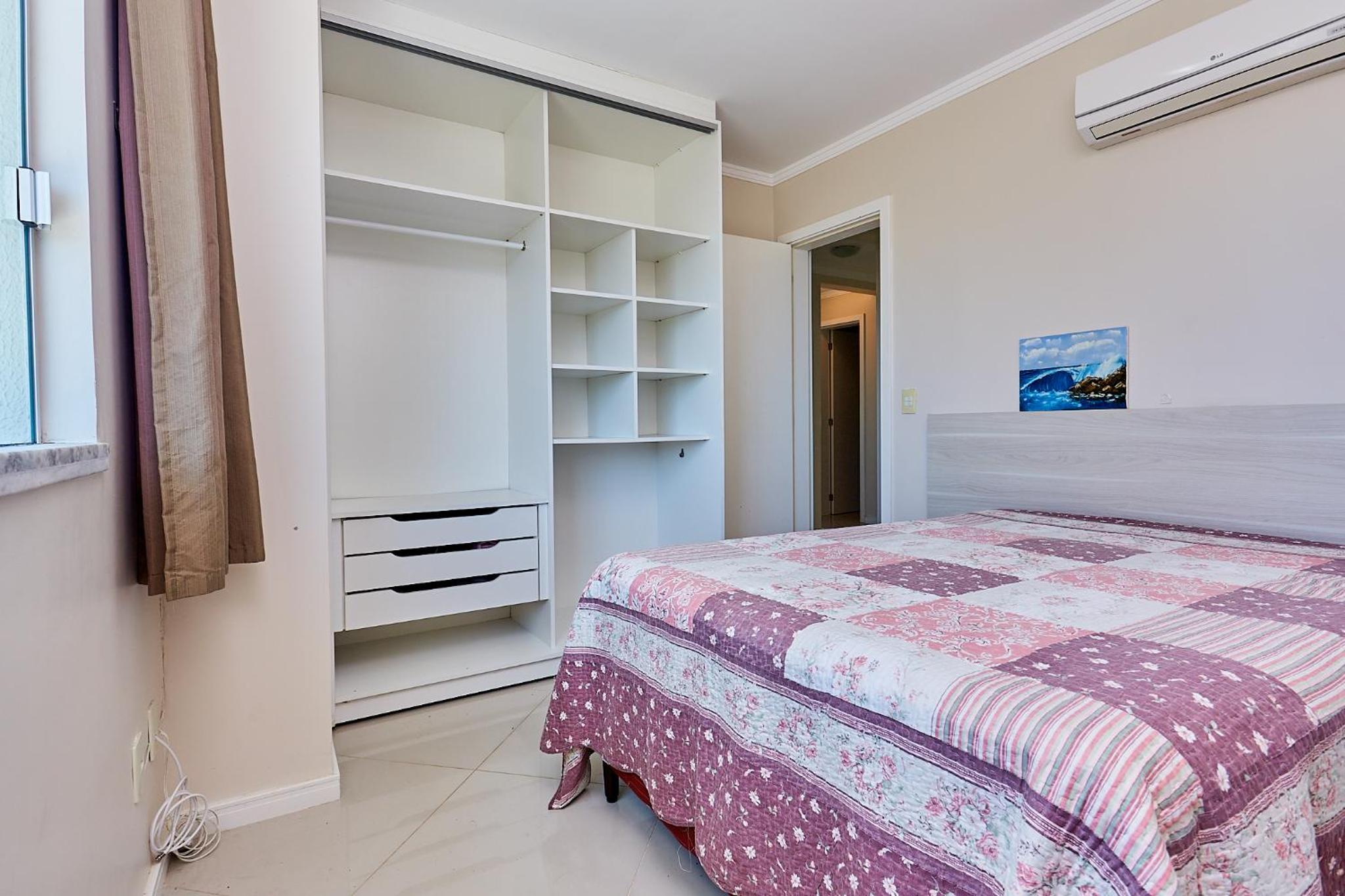 018 - Apartamento com 4 Dormitórios Centro de Bombinhas- Garagem para 3 Carros