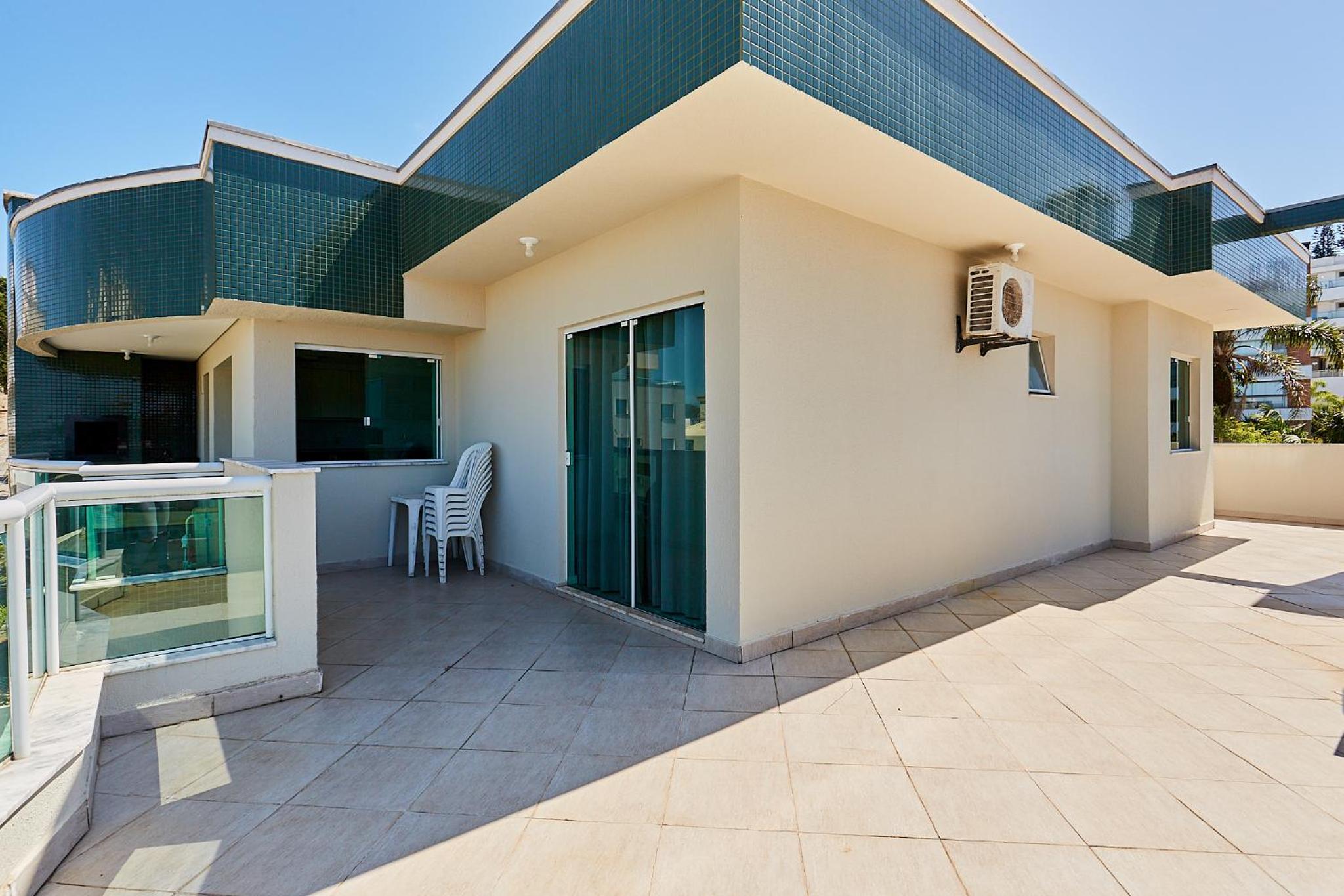 018 - Apartamento com 4 Dormitórios Centro de Bombinhas- Garagem para 3 Carros