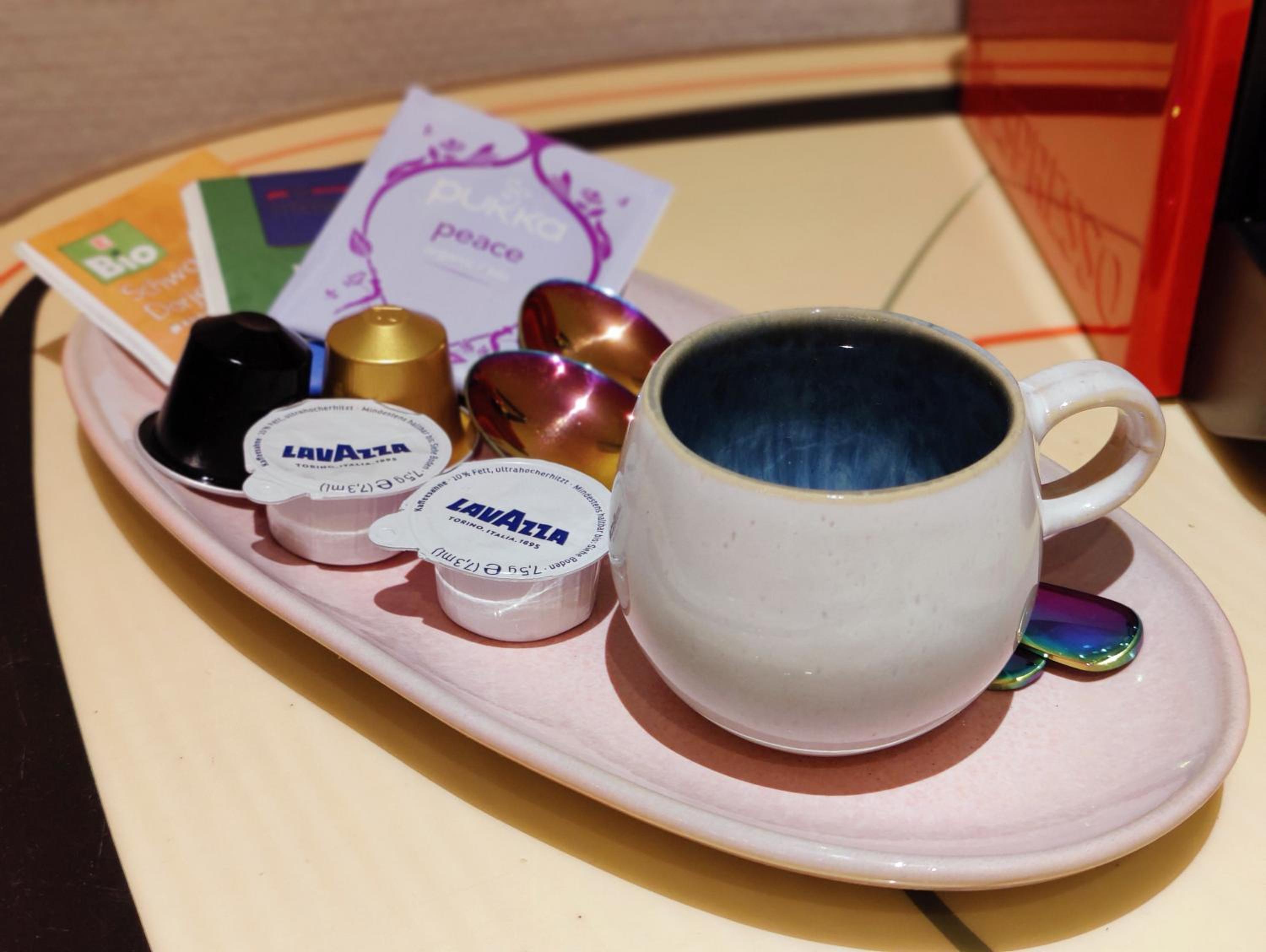 Spacious & comfortable guestrooms w private bathrooms near Koelnmesse & Lanxess Arena, free parking, highspeed WiFi