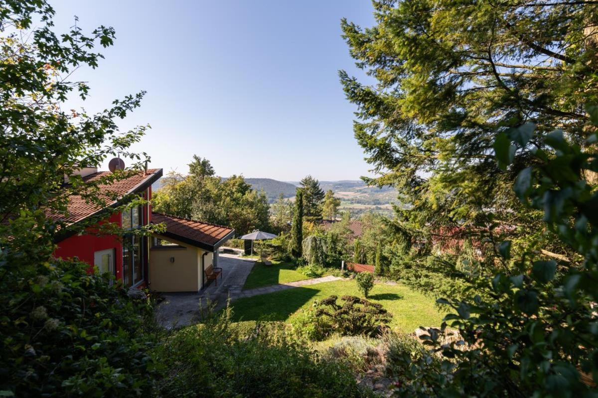 Ferienhaus hoch über dem Taubertal mit fantastischem Weitblick, Dachterrasse, 2000m2 großem Grundstück und Kamin