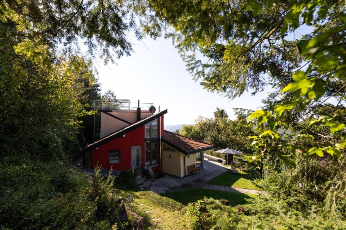 Ferienhaus hoch über dem Taubertal mit fantastischem Weitblick, Dachterrasse, 2000m2 großem Grundstück und Kamin