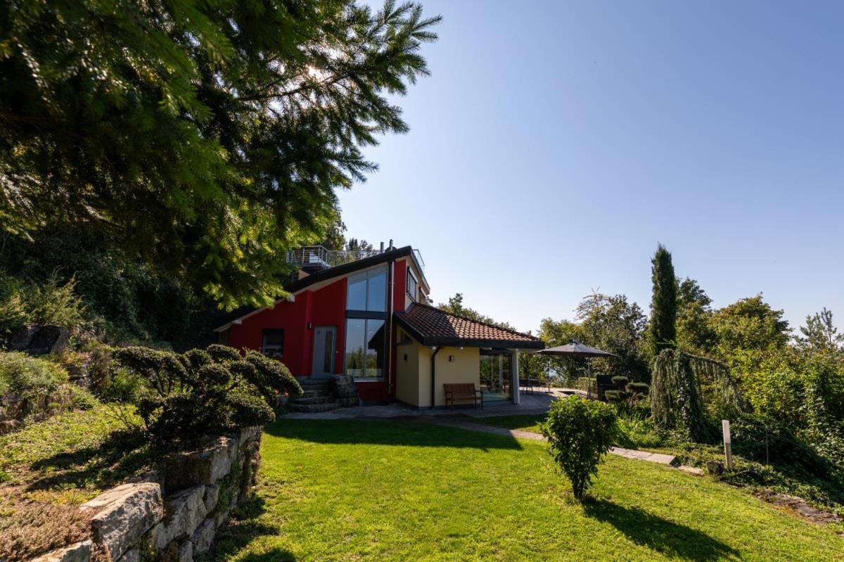 Ferienhaus hoch über dem Taubertal mit fantastischem Weitblick, Dachterrasse, 2000m2 großem Grundstück und Kamin