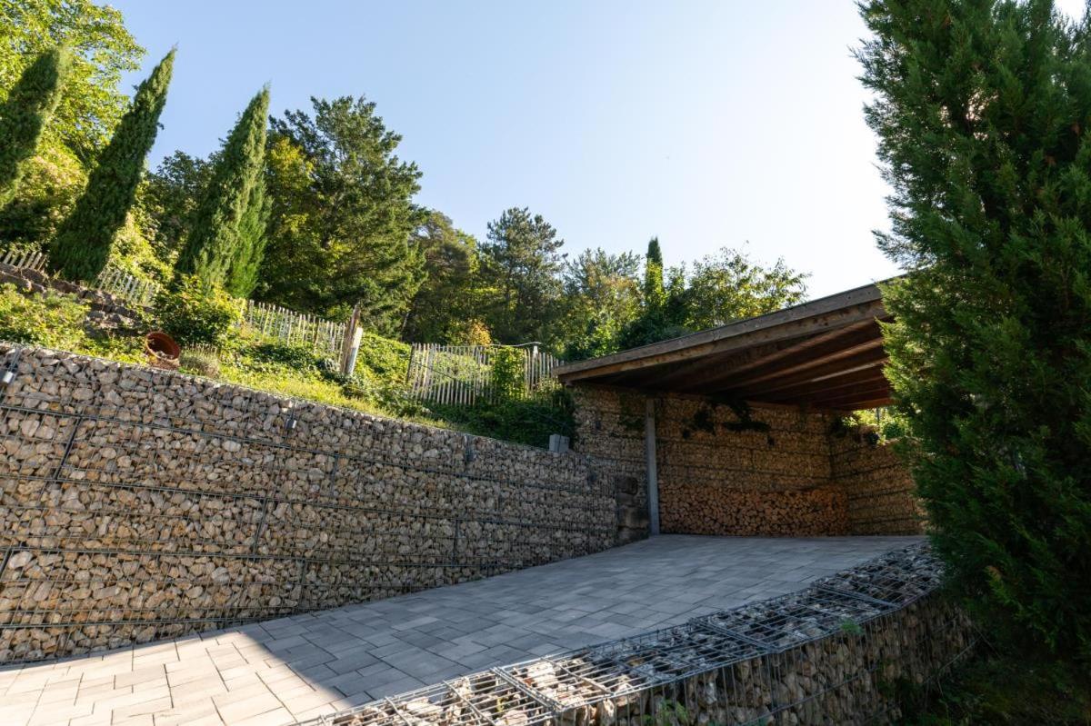 Ferienhaus hoch über dem Taubertal mit fantastischem Weitblick, Dachterrasse, 2000m2 großem Grundstück und Kamin