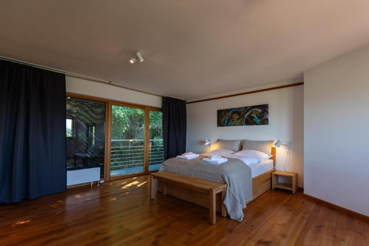 Ferienhaus hoch über dem Taubertal mit fantastischem Weitblick, Dachterrasse, 2000m2 großem Grundstück und Kamin
