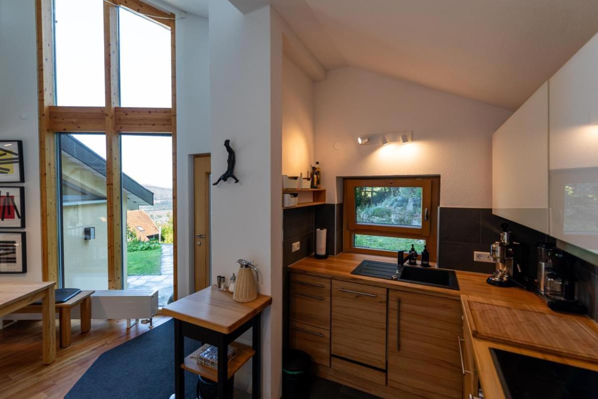 Ferienhaus hoch über dem Taubertal mit fantastischem Weitblick, Dachterrasse, 2000m2 großem Grundstück und Kamin