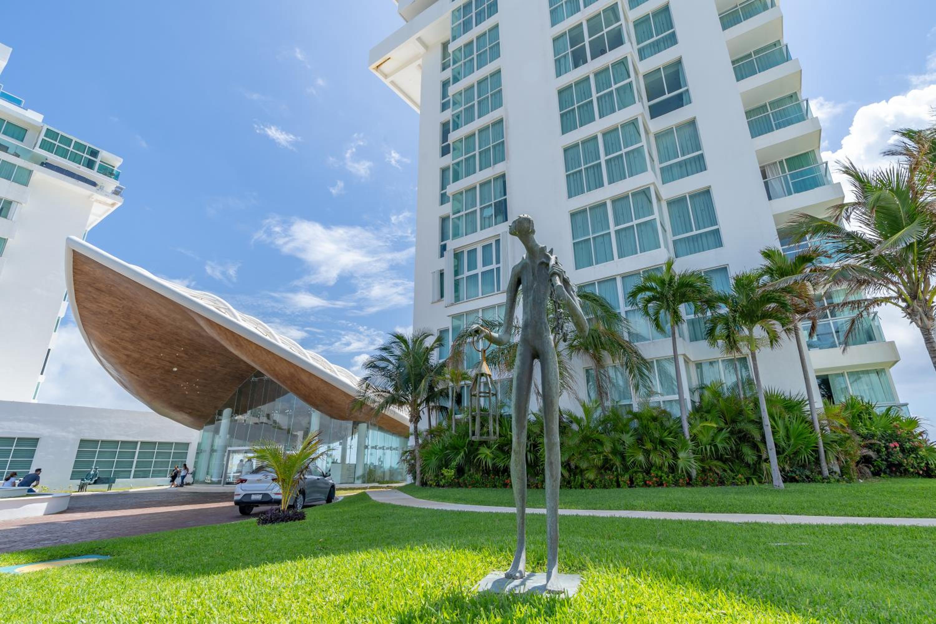 Beachfront Ocean View-boutique apartment •Gym •Spa