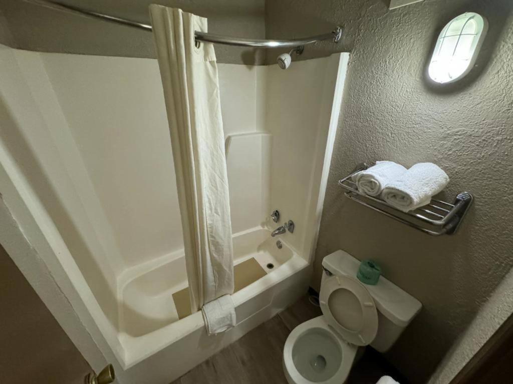 Milledgeville Vacations - Heritage Inn - Property Image 16