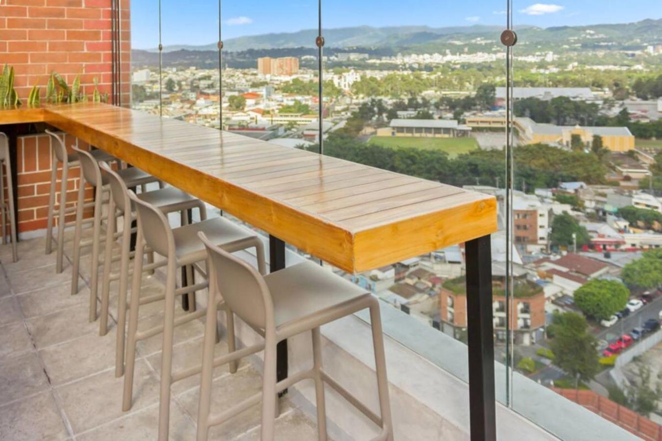 Nuevo y Moderno Apartamento con Parqueo en la atractiva Zona 4 view 2