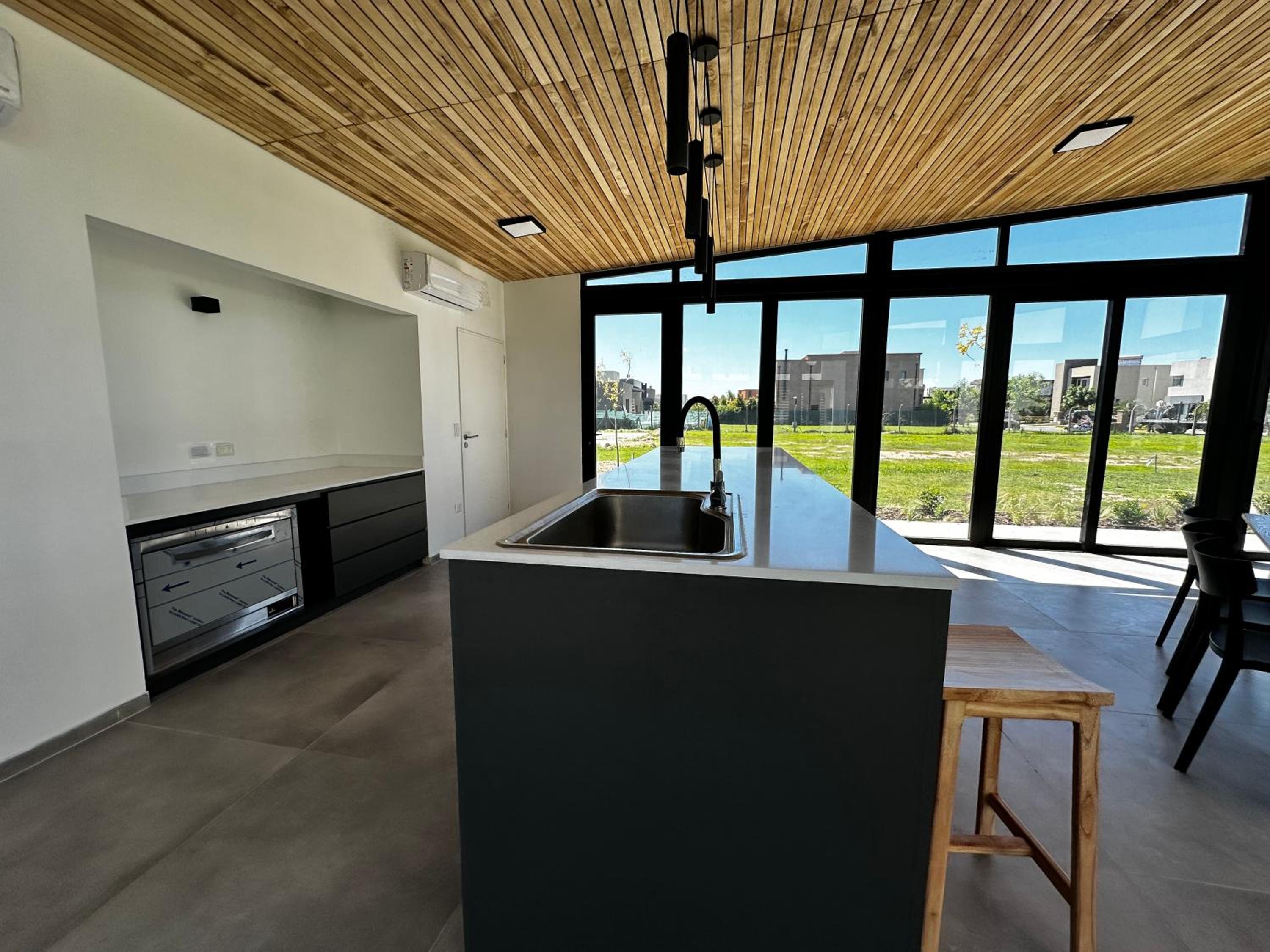 Increíble apartamento en barrio cerrado con salida al río !