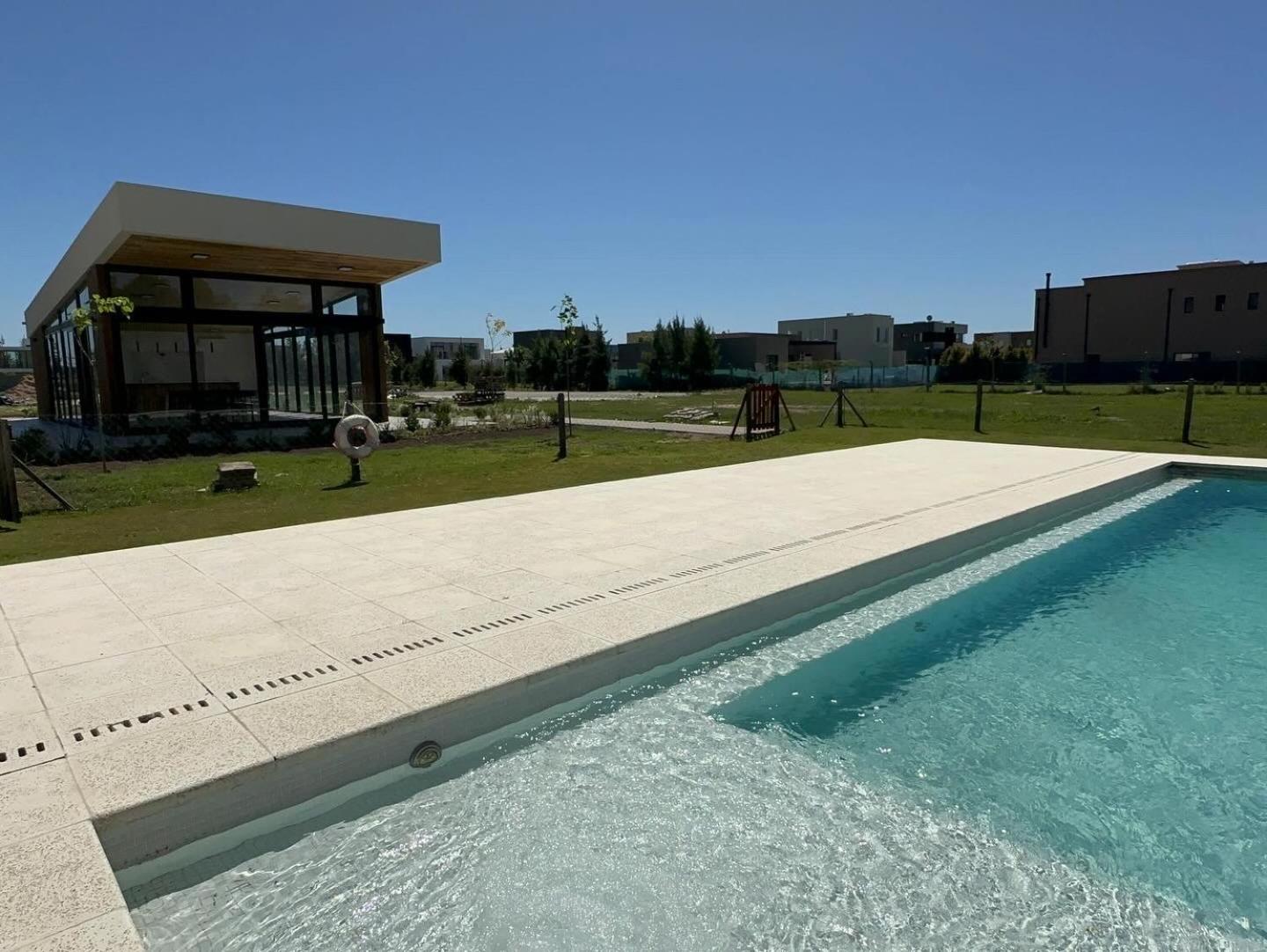 Increíble apartamento en barrio cerrado con salida al río !