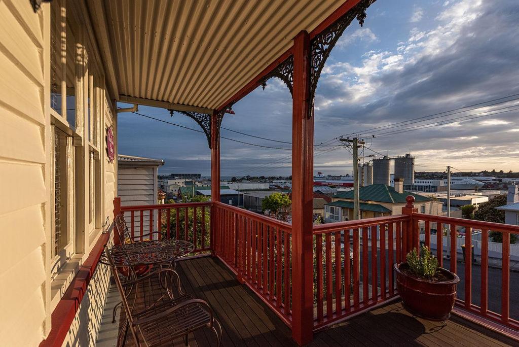 Mersey River Cottage ( cir 1888) Central location with Amazing Ocean and Habour Views.