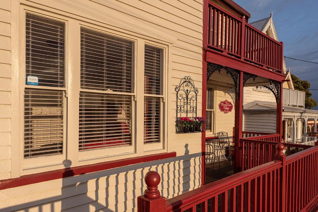 Mersey River Cottage ( cir 1888) Central location with Amazing Ocean and Habour Views.