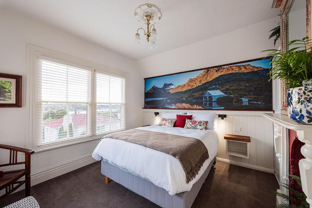 Mersey River Cottage ( cir 1888) Central location with Amazing Ocean and Habour Views.