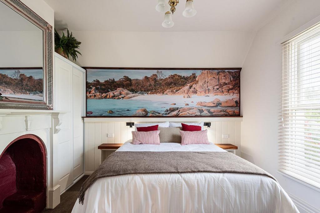 Mersey River Cottage ( cir 1888) Central location with Amazing Ocean and Habour Views.