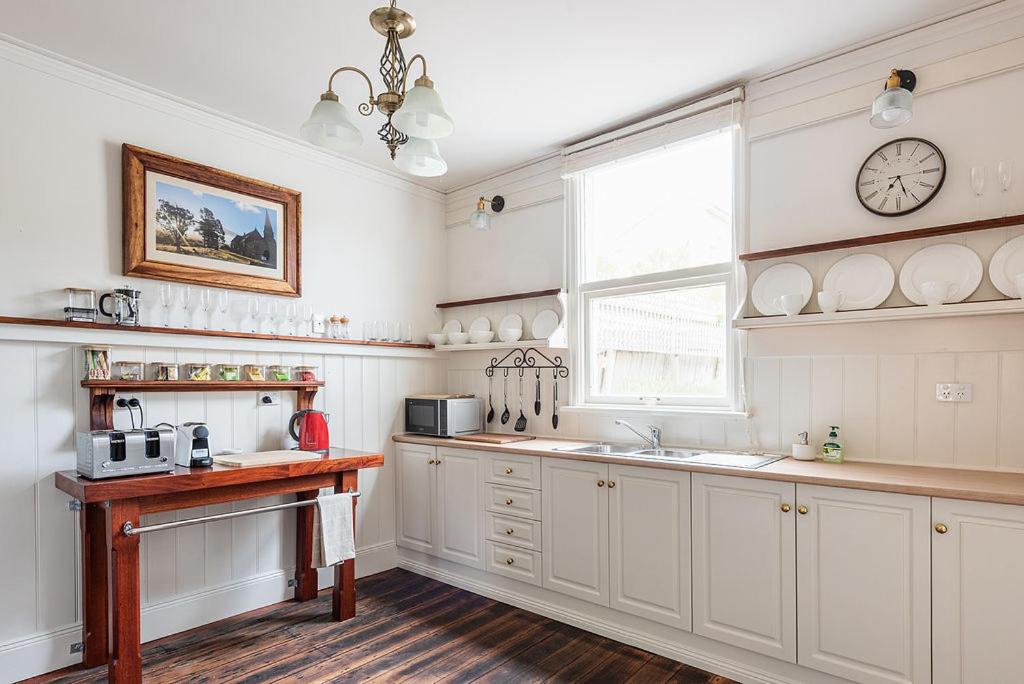 Mersey River Cottage ( cir 1888) Central location with Amazing Ocean and Habour Views.