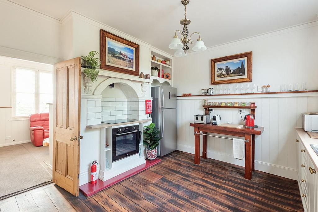 Mersey River Cottage ( cir 1888) Central location with Amazing Ocean and Habour Views.