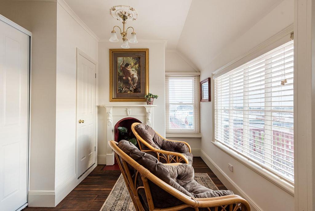 Mersey River Cottage ( cir 1888) Central location with Amazing Ocean and Habour Views.