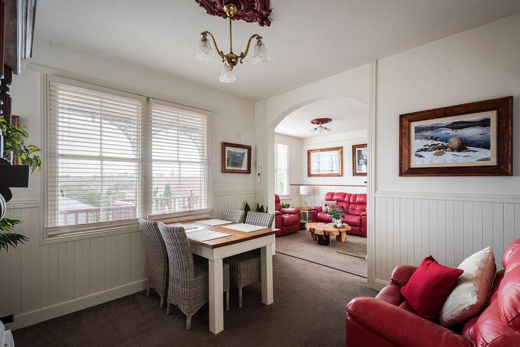Mersey River Cottage ( cir 1888) Central location with Amazing Ocean and Habour Views.