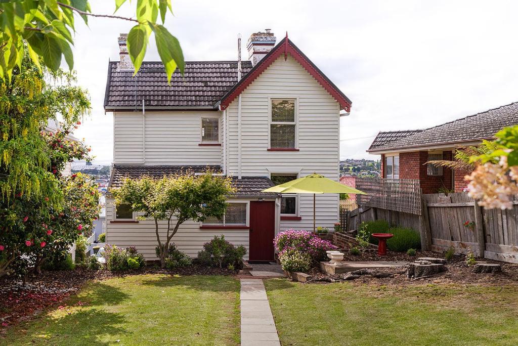 Mersey River Cottage ( cir 1888) Central location with Amazing Ocean and Habour Views.