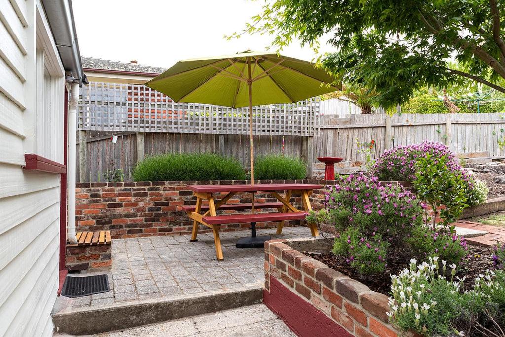 Mersey River Cottage ( cir 1888) Central location with Amazing Ocean and Habour Views.