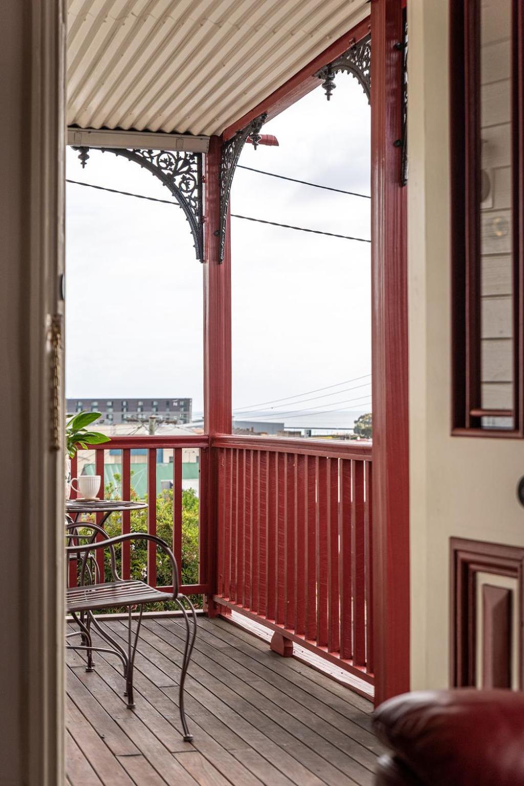 Mersey River Cottage ( cir 1888) Central location with Amazing Ocean and Habour Views.