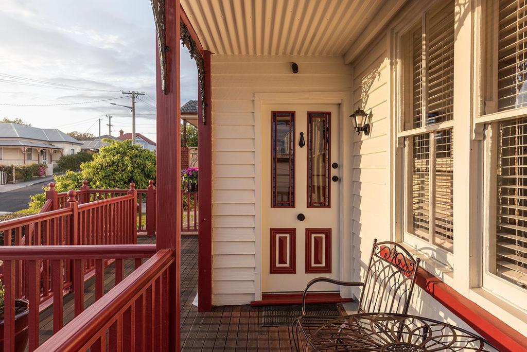 Mersey River Cottage ( cir 1888) Central location with Amazing Ocean and Habour Views.