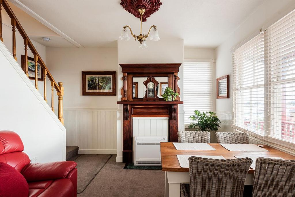 Mersey River Cottage ( cir 1888) Central location with Amazing Ocean and Habour Views.