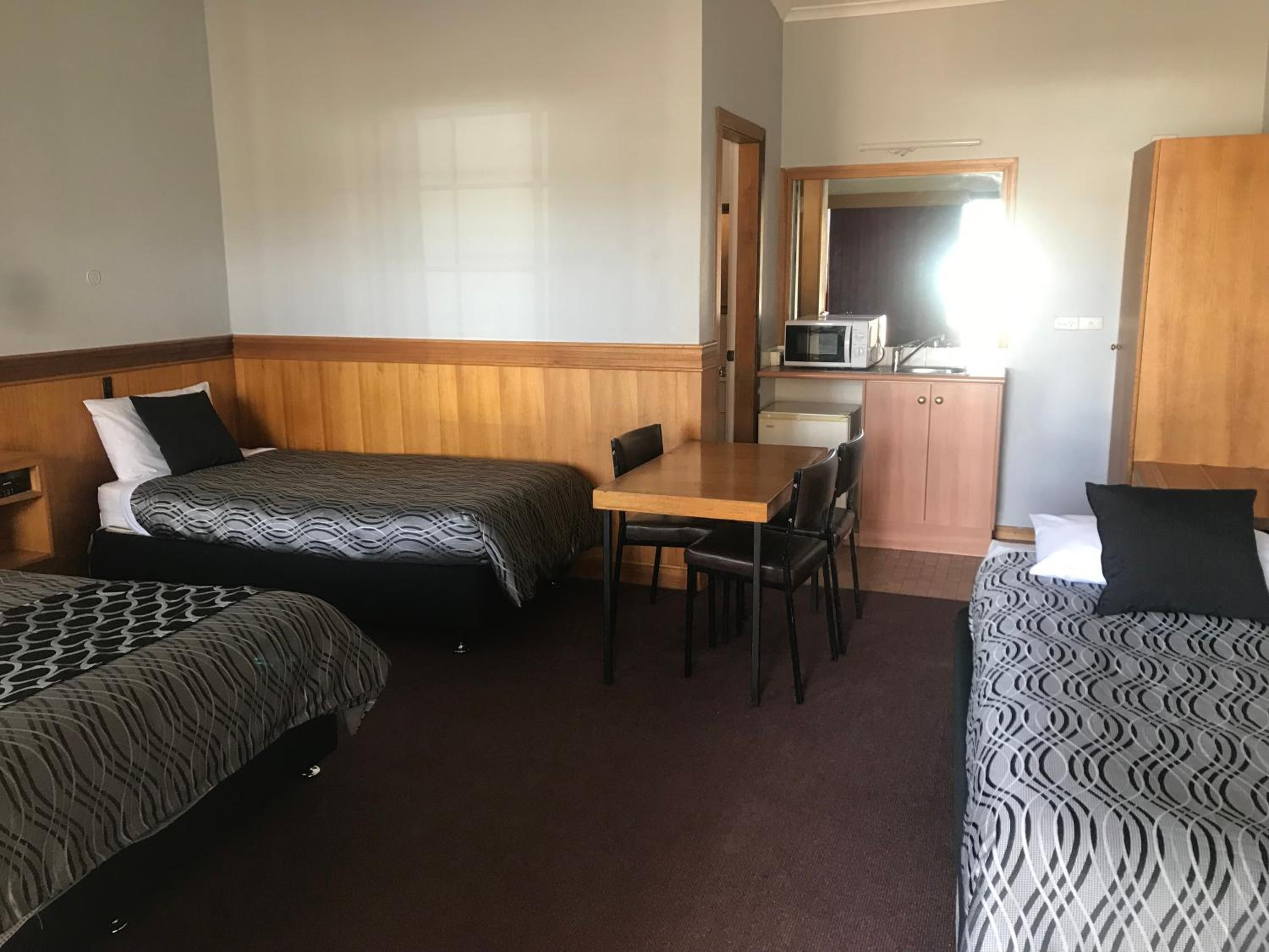 County Lodge Motor Inn