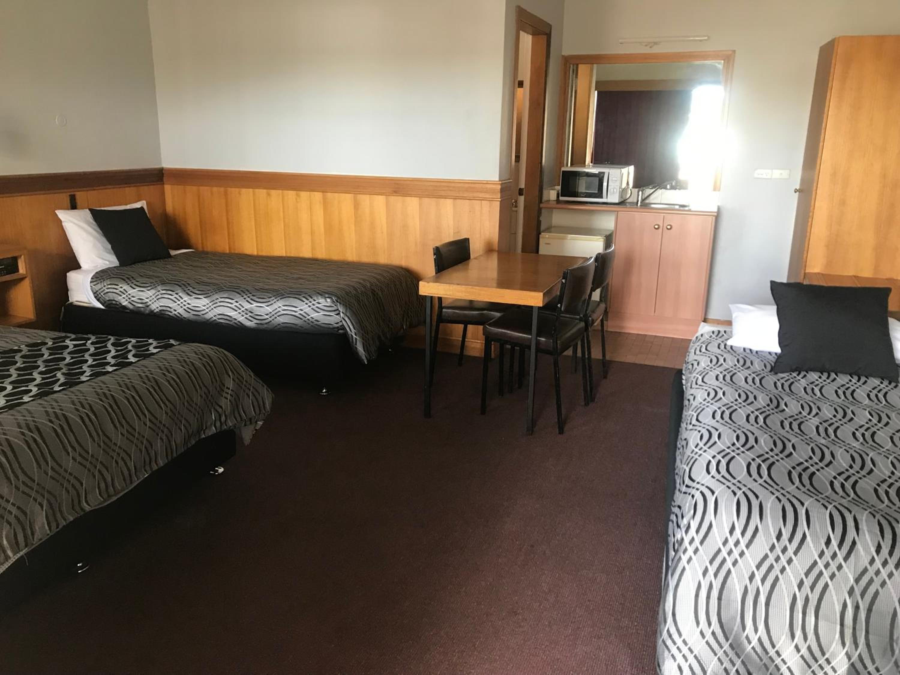County Lodge Motor Inn
