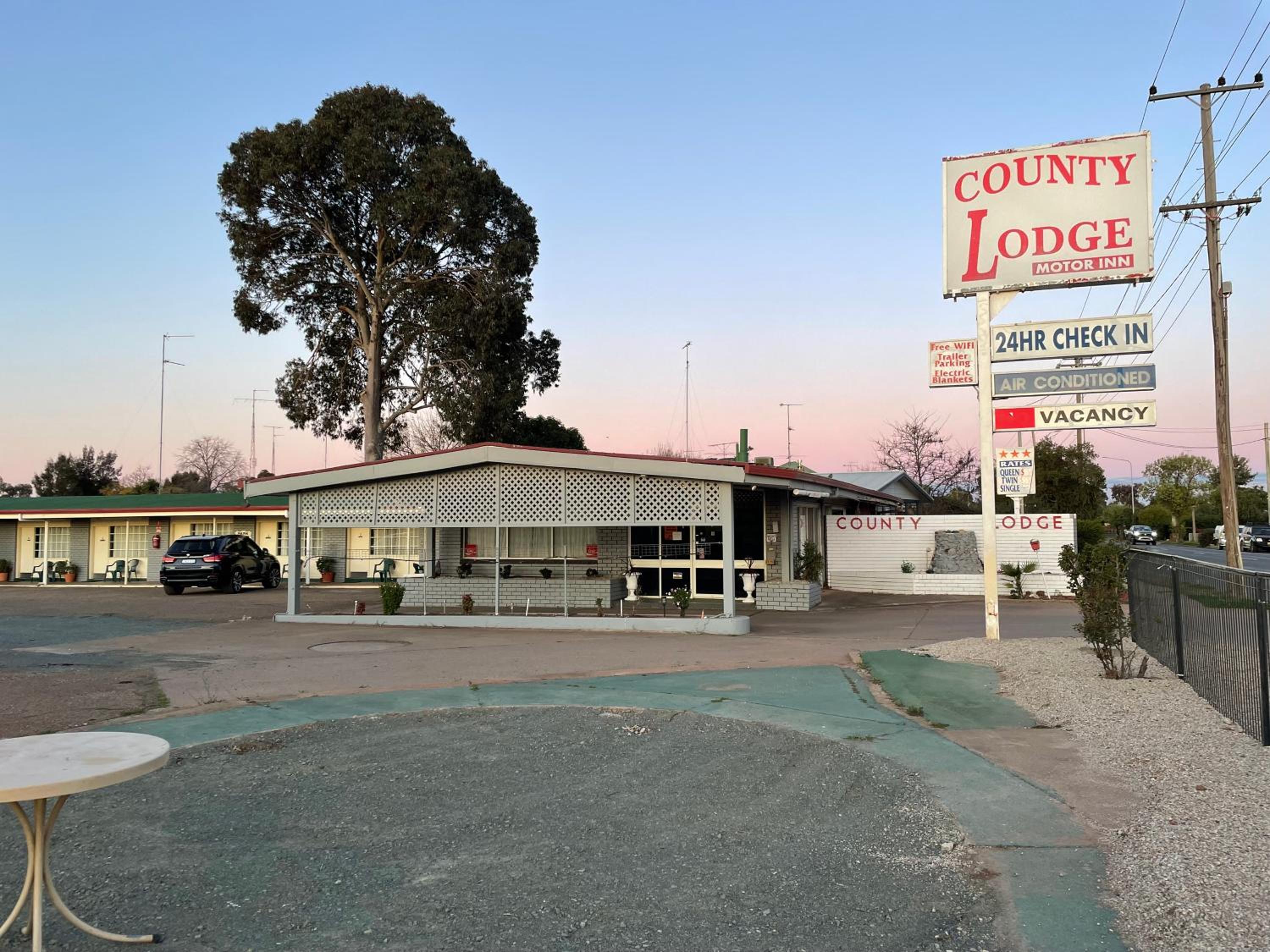 County Lodge Motor Inn