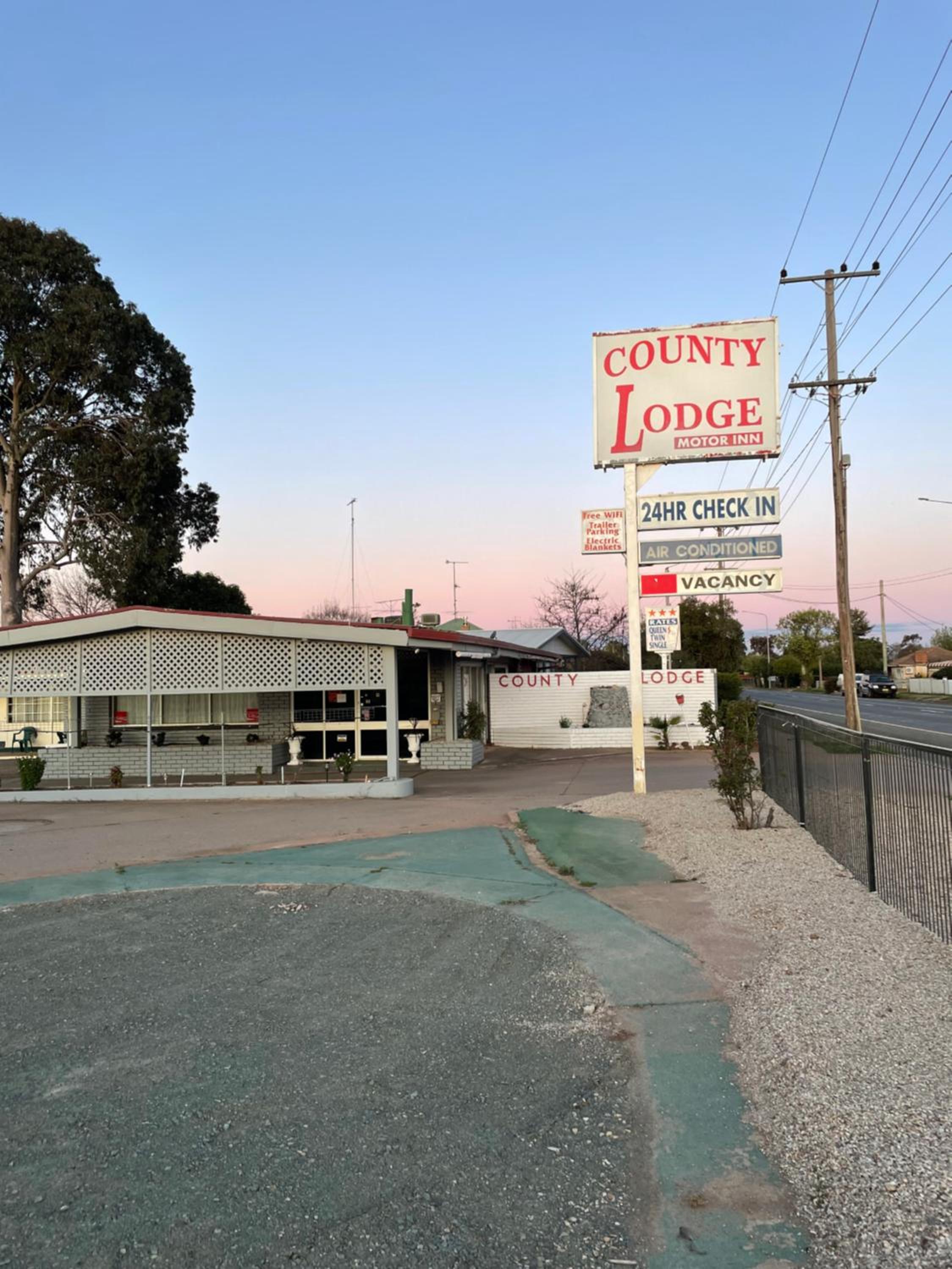 County Lodge Motor Inn