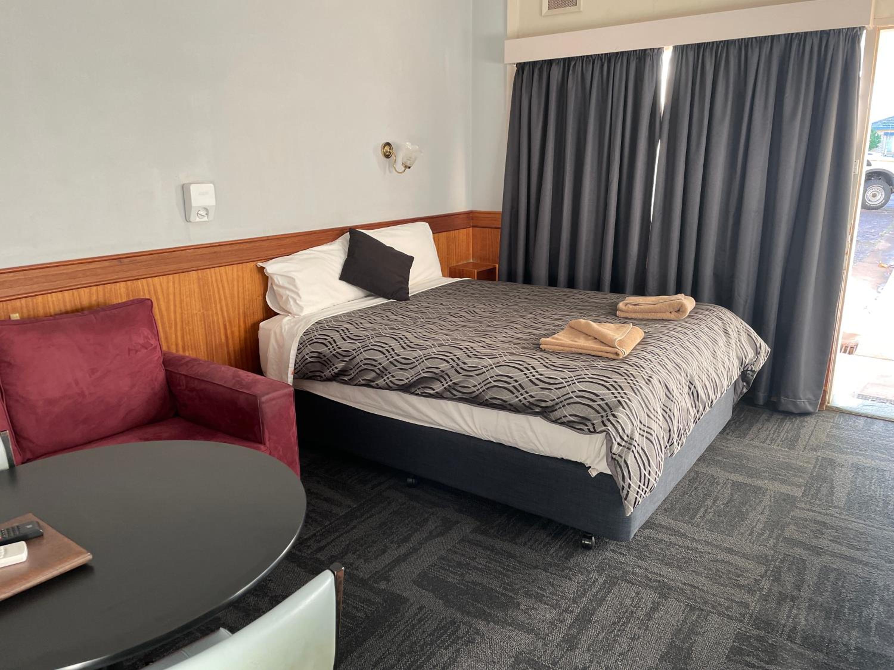 County Lodge Motor Inn