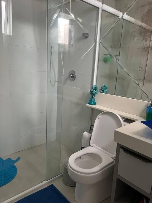 Suíte em Apto Compartilhado Itapema Meia em Ótima Localização