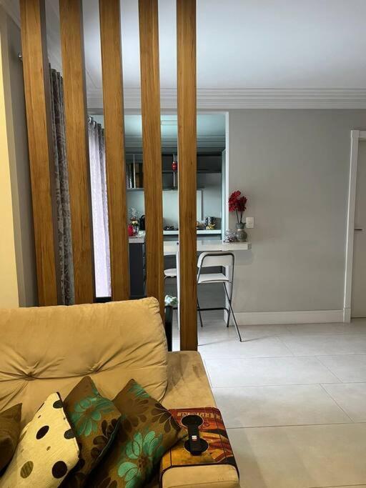 Suíte em Apto Compartilhado Itapema Meia em Ótima Localização
