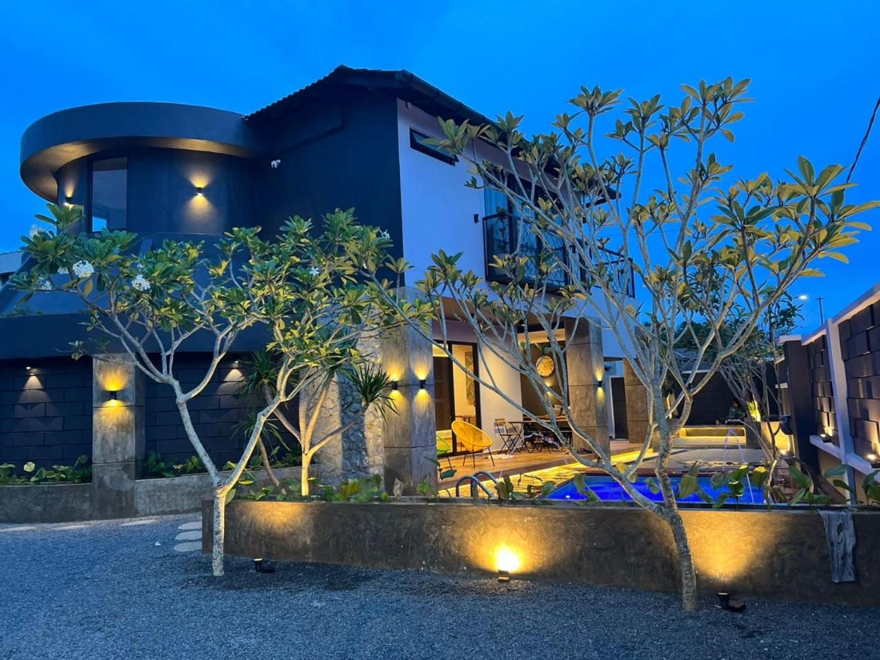 LA Villas Kuantan Private Pool,Near Beach,BBQ,Karaoke view 3