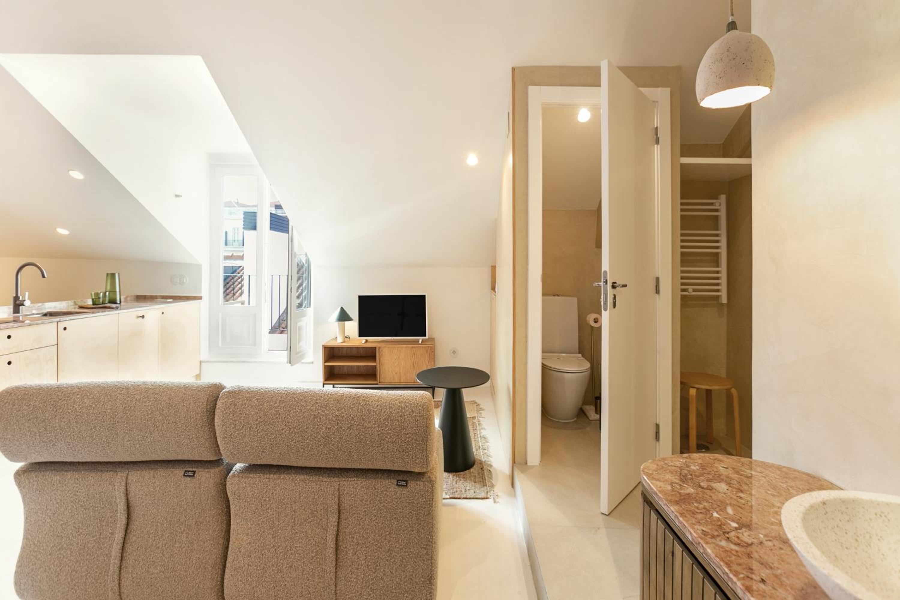 The Downtown Terrace - Fabulous Views, Romantic Penthouse, 6th-floor no lift