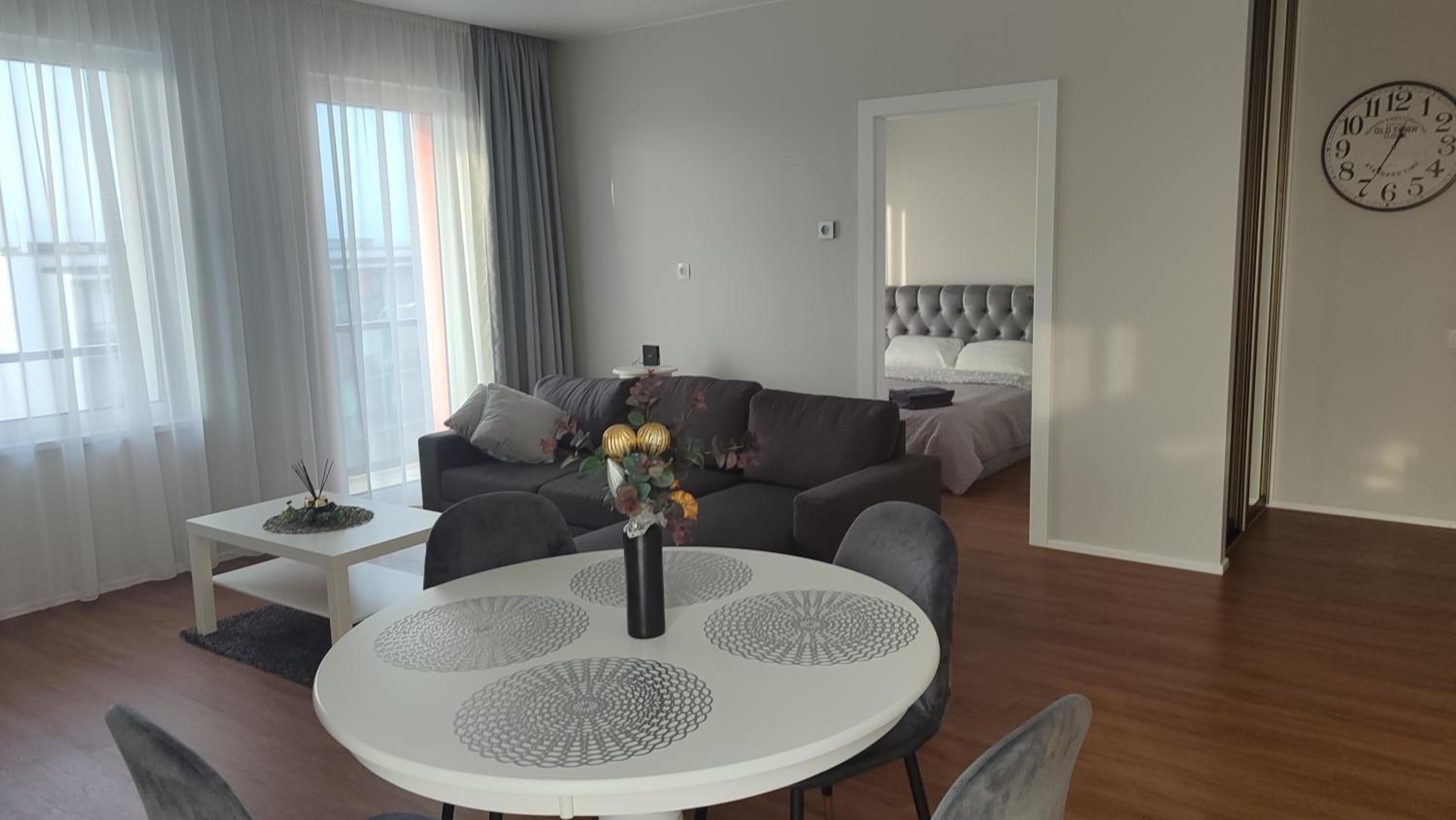 SV apartment self check in free parking